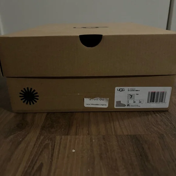 NWT Ugg Classic Mini II Ankle Boots - Picture 7 of 8